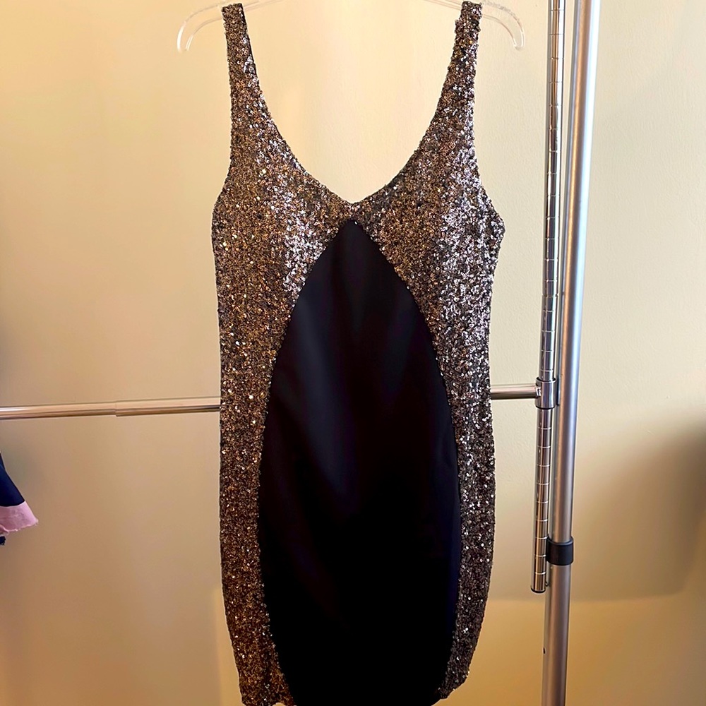 Fabulous statement cocktail party dress 🥂 🍾 ✨